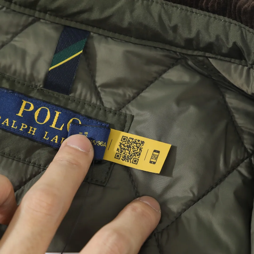 P370 #59 Ralph Lauren classic rhombus quilted cotton jacket for men and women. Inspired by retro workwear, it blends with contemporary British style. The imported machine-pressed rhombus quilting is accurately aligned, and the three-dimensional H-shaped tailoring is neat and slim. It is not bulky when layered in autumn and winter, and still maintains a light style.  Texture is reflected in the details: customized metal buckles, corduroy lapels, breathable eyelets under the arms, and slits on the hem, all replicating the brand's high-end genes. All excipients are standardized!  Five colors to choose from: black/khaki/brown/green/navy blue, easy to switch between commuting, leisure, and travel occasions. Function and appearance coexist: 37.5°C temperature control black technology, breathable and moisture-proof, anti-slip cotton patented fabric, temperature-locking, soft and waxy, durable and stylish. A retro warm-keeping item that can handle low temperatures calmly. The details are all made of craftsmanship, and the style has no limits. It has a classy look that will turn heads.  Color: Khaki Black Navy Green Brown Size: S M L